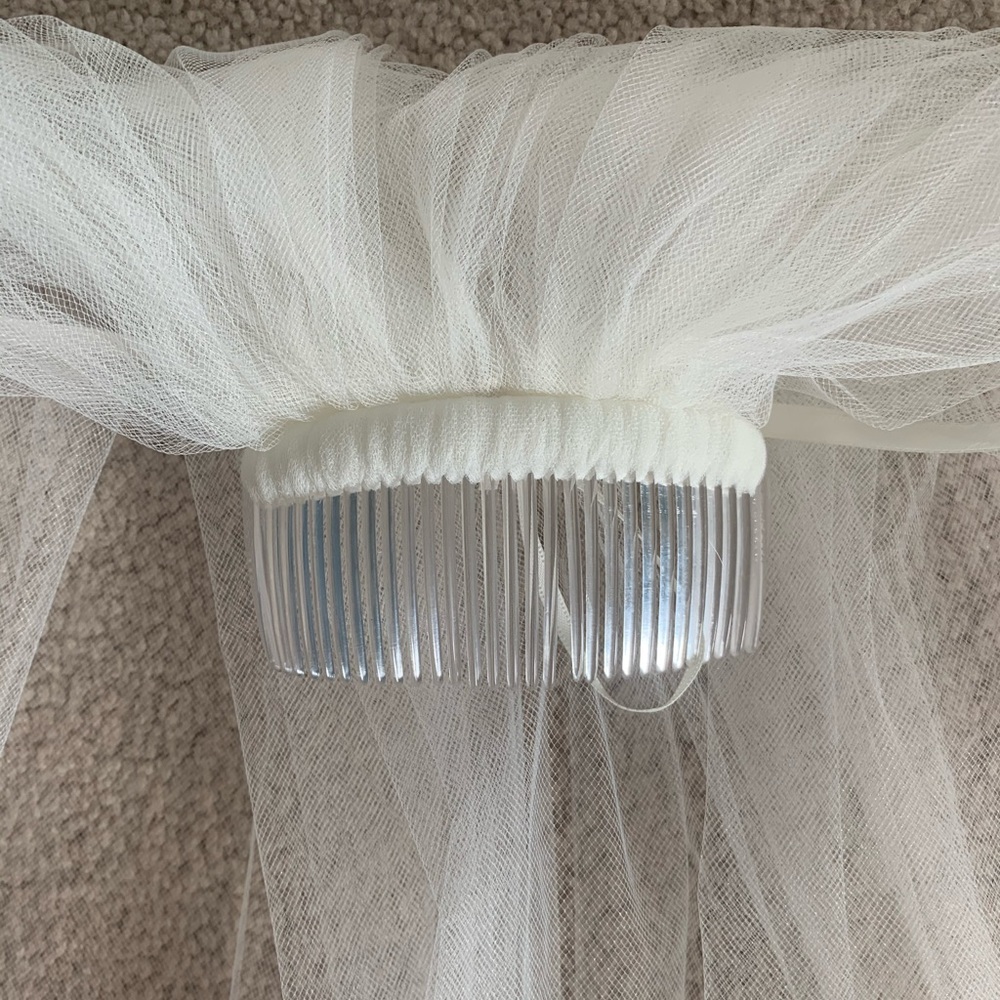 Ivory wedding veil (never worn)!!! - Picture 3 of 4